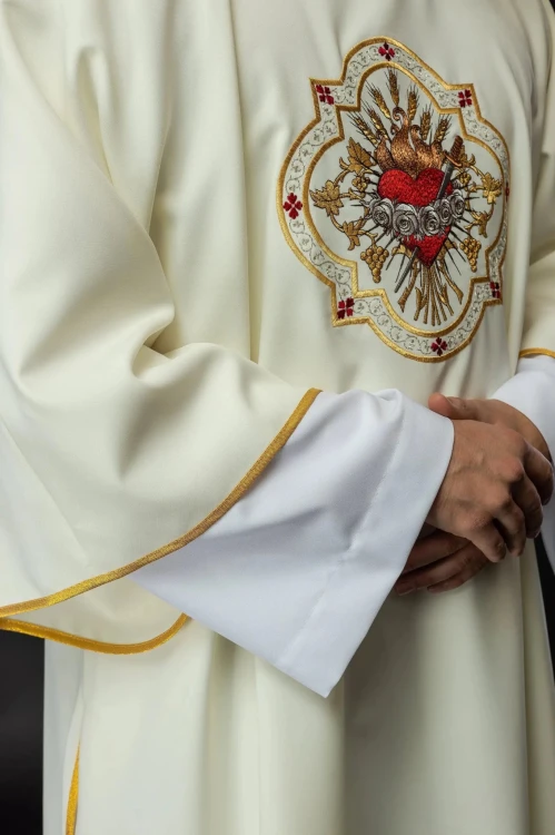 Dalmatyka liturgiczna ecru z motywem Serca Maryi – zbliżenie haftu