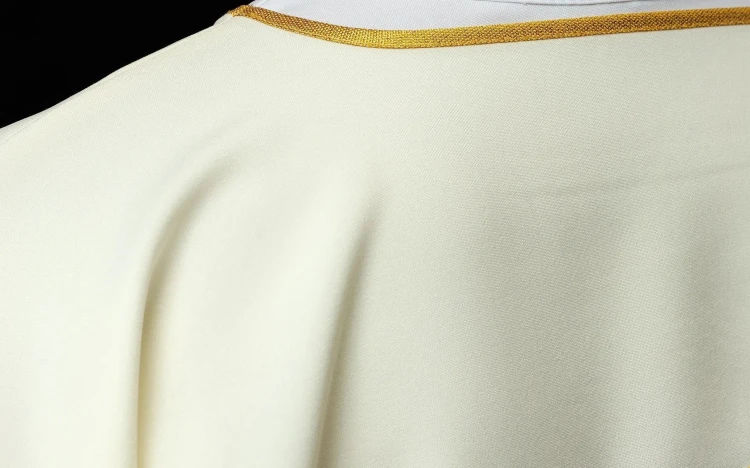 Dalmatyka liturgiczna ecru z motywem Serca Maryi – wykończenie dekoltu