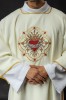 Dalmatyka liturgiczna ecru z motywem Serca Maryi – detal wykończenia