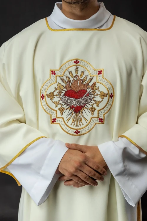Dalmatyka liturgiczna ecru z motywem Serca Maryi – detal wykończenia