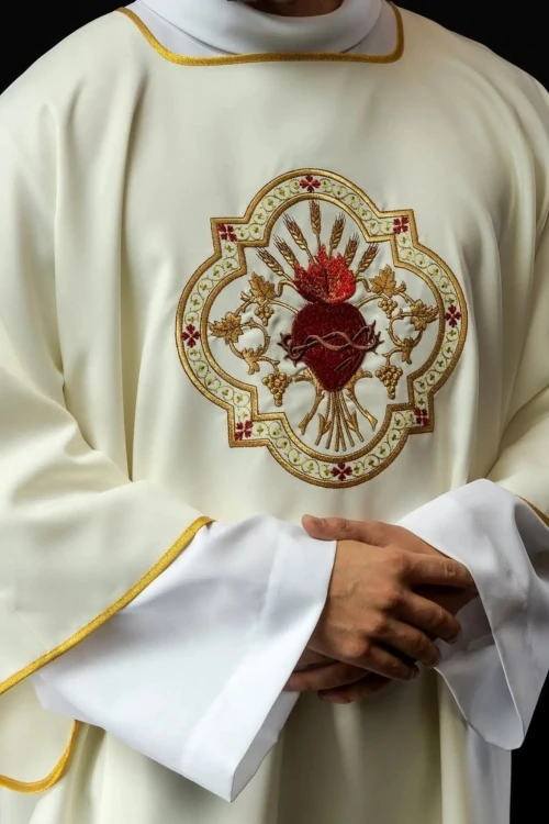 Dalmatyka liturgiczna ecru z Sercem Jezusa i kielichem eucharystycznym – widok całej szaty
