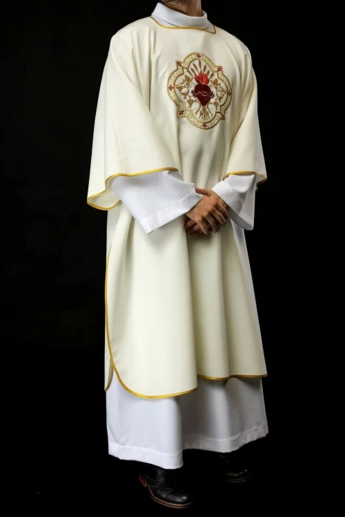 Dalmatyka liturgiczna ecru z Sercem Jezusa i kielichem eucharystycznym – główna dekoracja