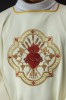 Dalmatyka liturgiczna ecru z Sercem Jezusa i kielichem eucharystycznym – zbliżenie haftu
