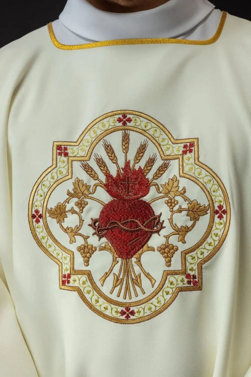Dalmatyka liturgiczna ecru z Sercem Jezusa i kielichem eucharystycznym – zbliżenie haftu