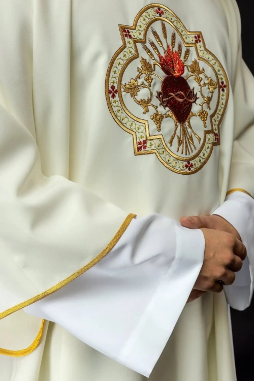 Dalmatyka liturgiczna ecru z Sercem Jezusa i kielichem eucharystycznym – wykończenie dekoltu