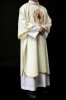 Dalmatyka liturgiczna ecru z Sercem Jezusa i kielichem eucharystycznym – detal wykończenia