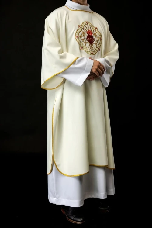 Dalmatyka liturgiczna ecru z Sercem Jezusa i kielichem eucharystycznym – detal wykończenia