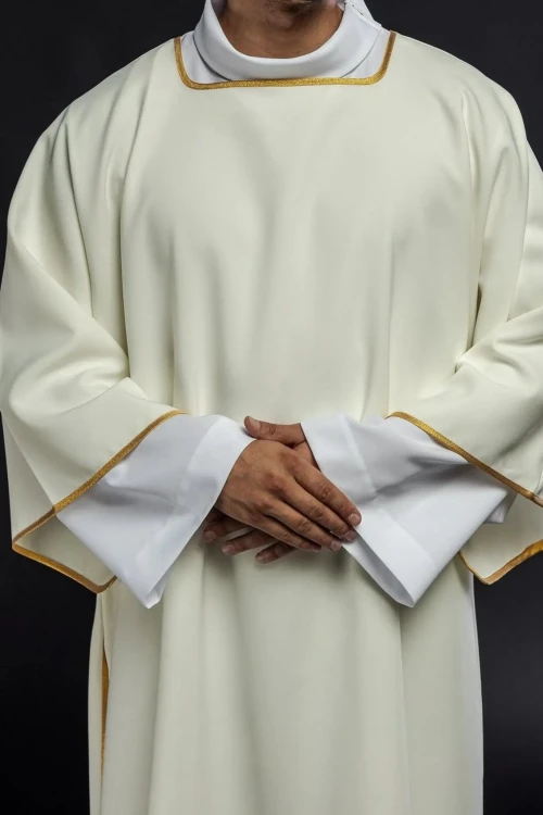 Dalmatyka liturgiczna ecru ze złotą lamówką – widok całej szaty
