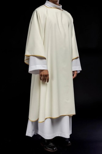 Dalmatyka liturgiczna ecru ze złotą lamówką – główna dekoracja