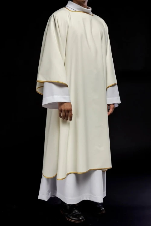 Dalmatyka liturgiczna ecru ze złotą lamówką – główna dekoracja