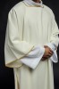Dalmatyka liturgiczna ecru ze złotą lamówką – zbliżenie haftu