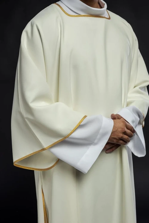 Dalmatyka liturgiczna ecru ze złotą lamówką – zbliżenie haftu