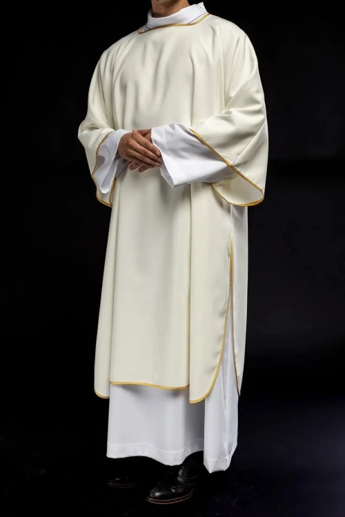 Dalmatyka liturgiczna ecru ze złotą lamówką – widok z boku