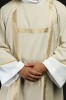 Dalmatyka liturgiczna ecru ze złotymi pasami żakardowymi – widok całej szaty