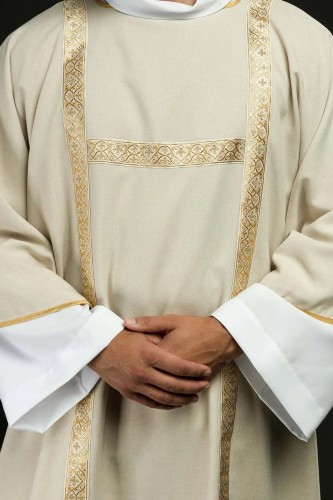 Dalmatyka liturgiczna ecru ze złotymi pasami żakardowymi – widok całej szaty