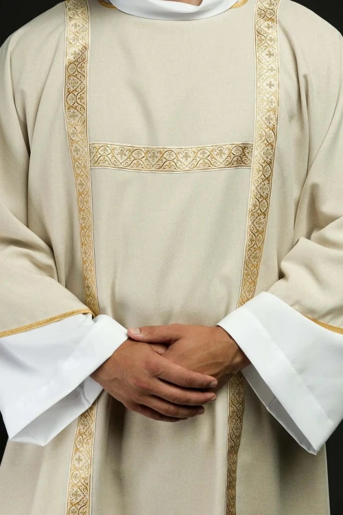 Dalmatyka liturgiczna ecru ze złotymi pasami żakardowymi – widok całej szaty