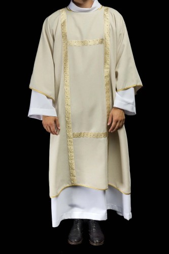 Dalmatyka liturgiczna ecru ze złotymi pasami żakardowymi – główna dekoracja