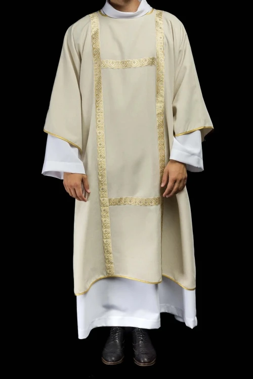 Dalmatyka liturgiczna ecru ze złotymi pasami żakardowymi – główna dekoracja