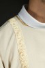 Dalmatyka liturgiczna ecru ze złotymi pasami żakardowymi – zbliżenie haftu