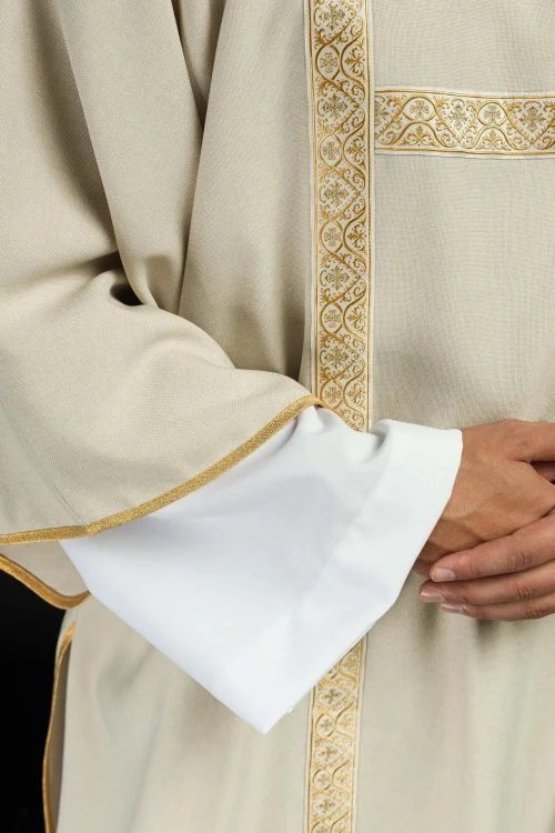 Dalmatyka liturgiczna ecru ze złotymi pasami żakardowymi – wykończenie dekoltu