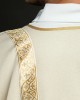Dalmatyka liturgiczna ecru ze złotymi pasami żakardowymi – widok z boku