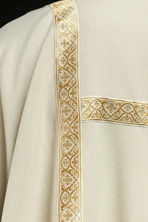 Dalmatyka liturgiczna ecru ze złotymi pasami żakardowymi – widok z tyłu
