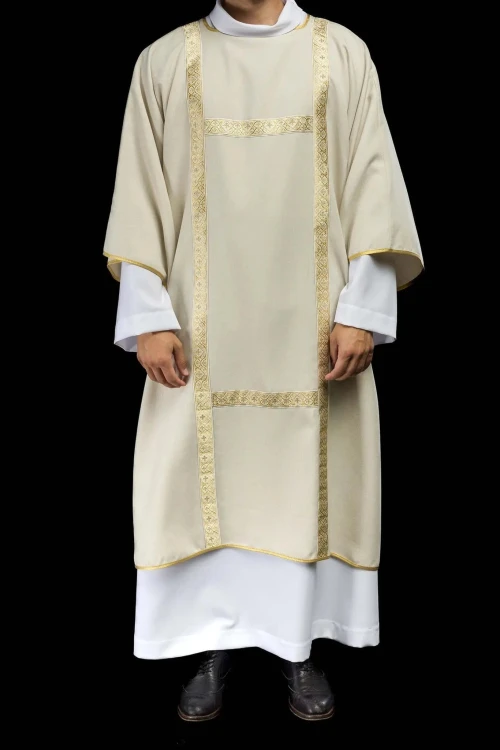 Dalmatyka liturgiczna ecru ze złotymi pasami żakardowymi – detal wykończenia