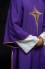 Dalmatyka fioletowa z haftem złotego krzyża – zbliżenie haftu