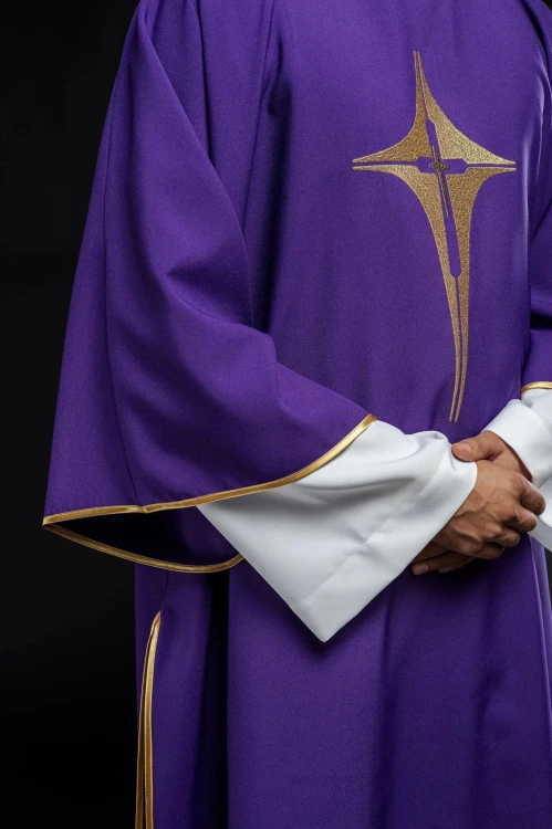 Dalmatyka fioletowa z haftem złotego krzyża – zbliżenie haftu