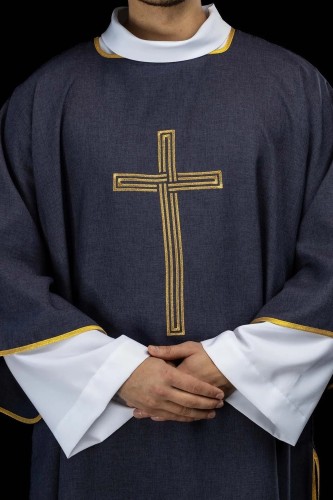 Dalmatyka fioletowa ze złotym krzyżem na gładkiej tkaninie – widok całej szaty