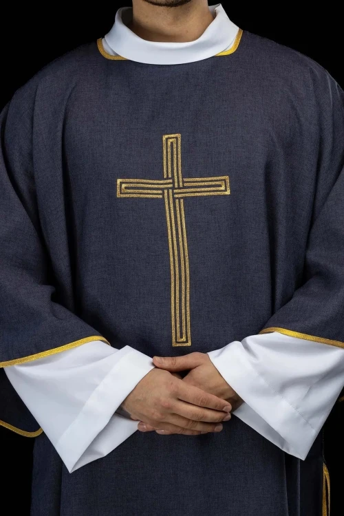 Dalmatyka fioletowa ze złotym krzyżem na gładkiej tkaninie – widok całej szaty