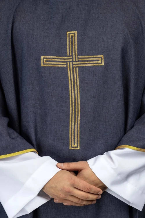 Dalmatyka fioletowa ze złotym krzyżem na gładkiej tkaninie – zbliżenie haftu