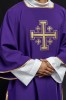 Dalmatyka fioletowa z haftem złotych krzyży – widok całej szaty