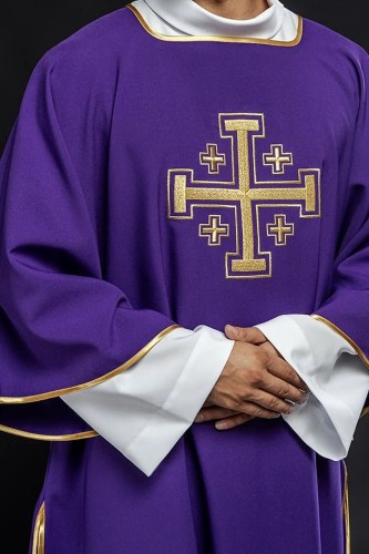 Dalmatyka fioletowa z haftem złotych krzyży – widok całej szaty