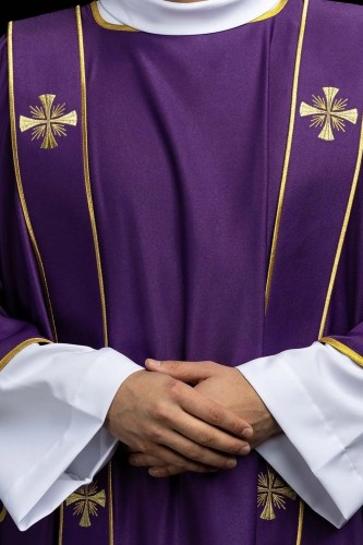 Dalmatyka fioletowa z ozdobnymi pasami i złotym krzyżem – widok całej szaty