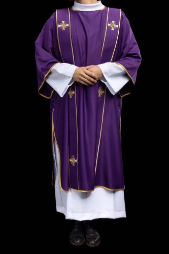 Dalmatyka fioletowa z ozdobnymi pasami i złotym krzyżem – główna dekoracja
