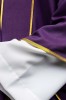 Dalmatyka fioletowa z ozdobnymi pasami i złotym krzyżem – widok z boku