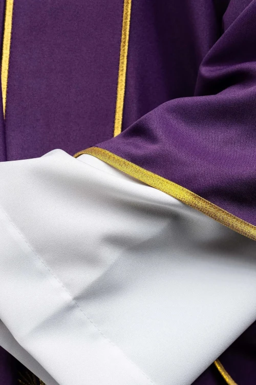 Dalmatyka fioletowa z ozdobnymi pasami i złotym krzyżem – widok z boku