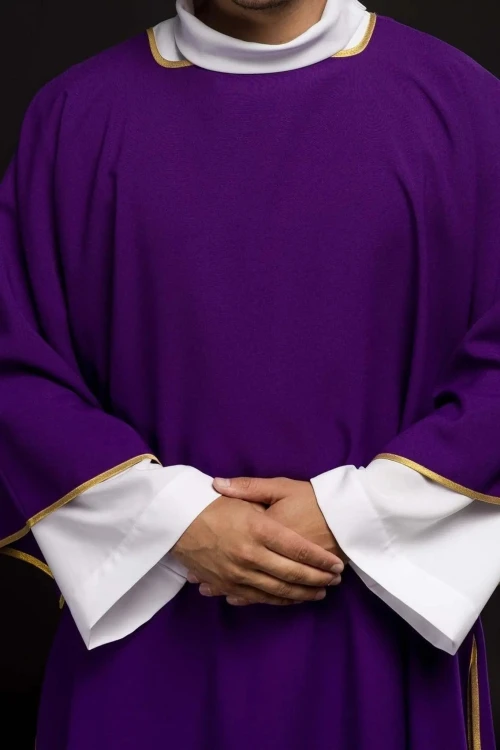 Dalmatyka fioletowa ze złotą lamówką – widok całej szaty