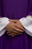 Dalmatyka fioletowa ze złotą lamówką – komplet ze stułą
