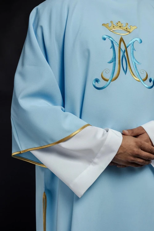 Dalmatyka niebieska z haftem maryjnym – zbliżenie haftu