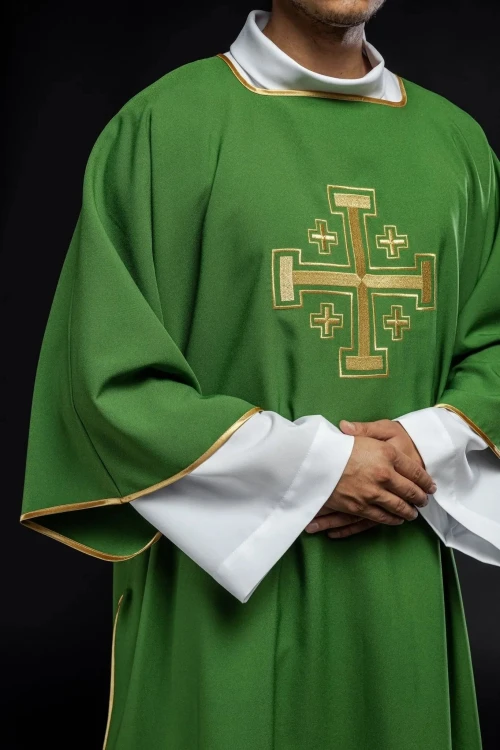 Dalmatyka zielona z haftem złotych krzyży – zbliżenie haftu