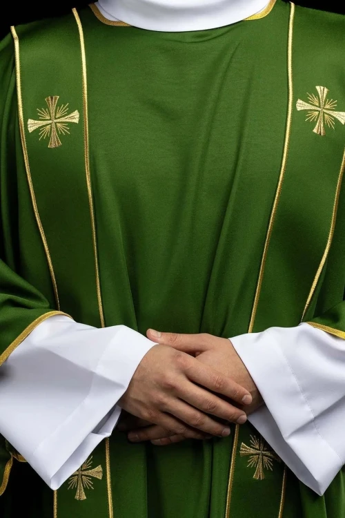 Dalmatyka zielona z ozdobnymi pasami i złotym krzyżem – główna dekoracja