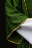 Dalmatyka zielona z ozdobnymi pasami i złotym krzyżem – widok z boku