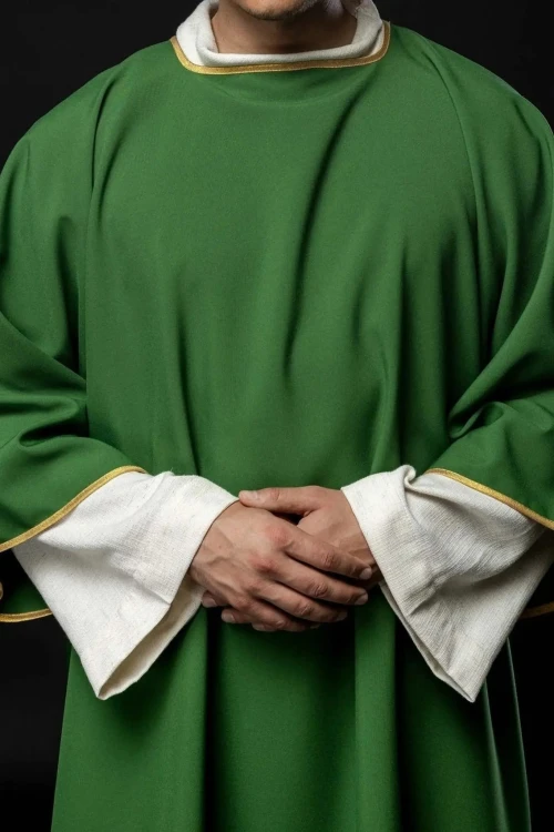 Dalmatyka zielona ze złotą lamówką – widok całej szaty