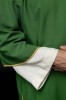 Dalmatyka zielona ze złotą lamówką – wykończenie dekoltu