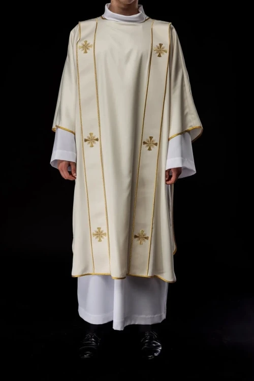 Dalmatyka ecru z dekoracyjnym haftem na tkaninie liturgicznej – widok całej szaty