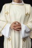 Dalmatyka ecru z dekoracyjnym haftem na tkaninie liturgicznej – główna dekoracja