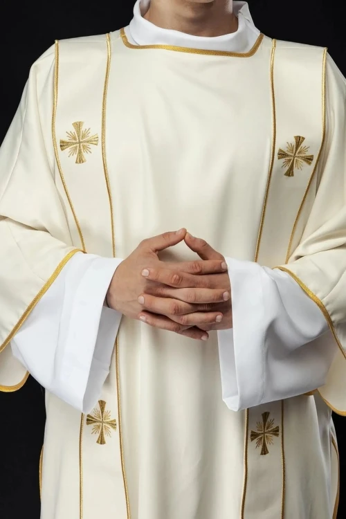 Dalmatyka ecru z dekoracyjnym haftem na tkaninie liturgicznej – główna dekoracja