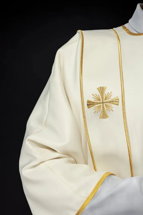 Dalmatyka ecru z dekoracyjnym haftem na tkaninie liturgicznej – zbliżenie haftu